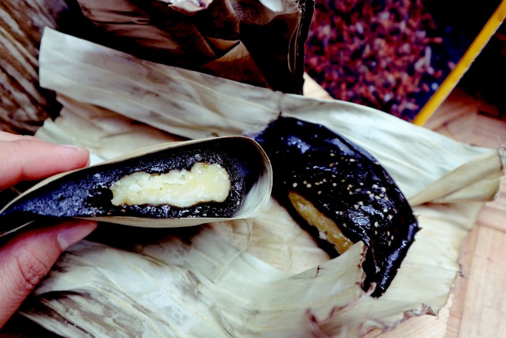 Bánh dẻo, thơm mùi lá gai, nhân đậu xanh